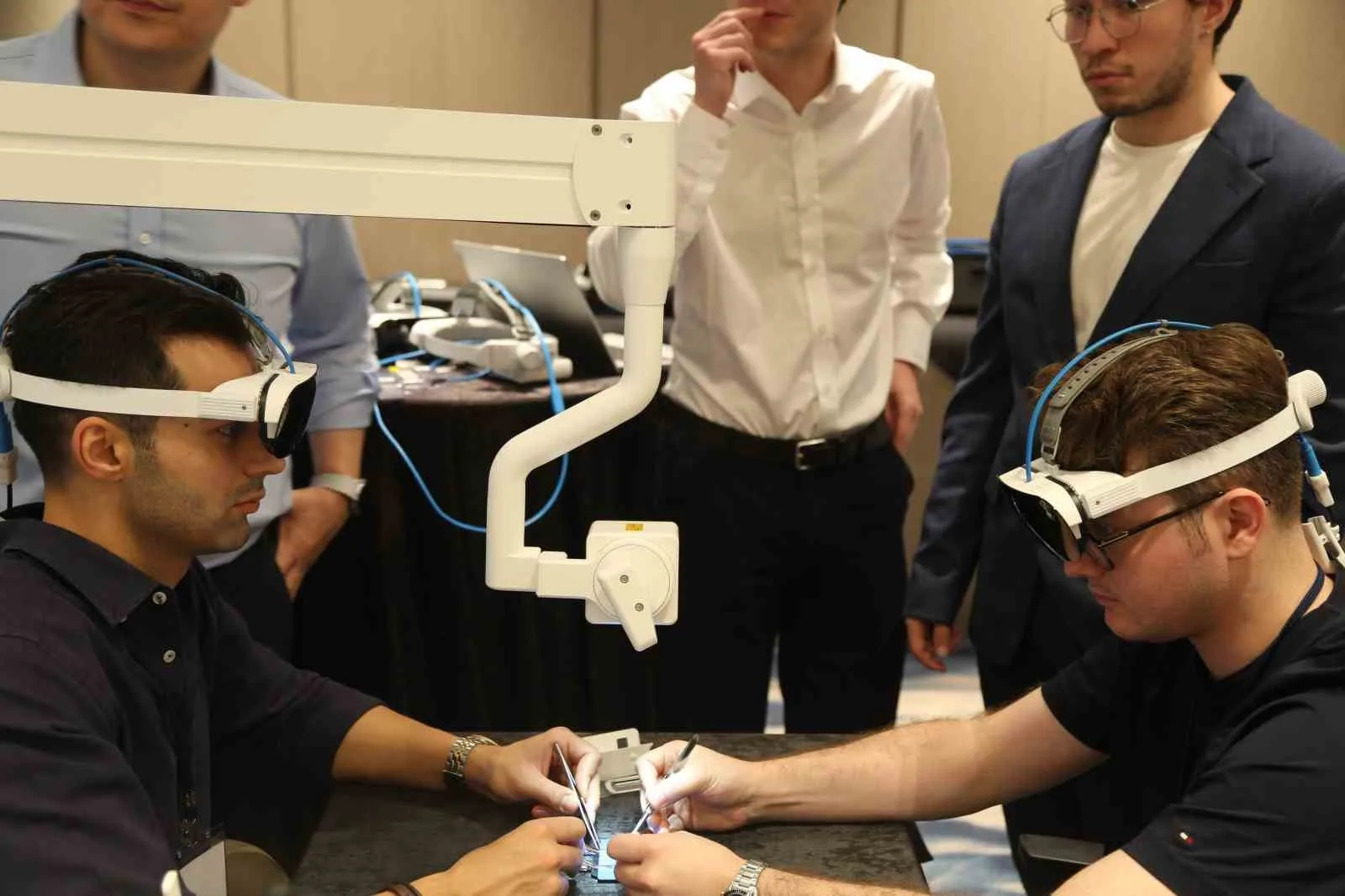 Mikrocerrahinin plastik cerrahideki kullanımını artırmak amacıyla genç plastik cerrahlara yönelik