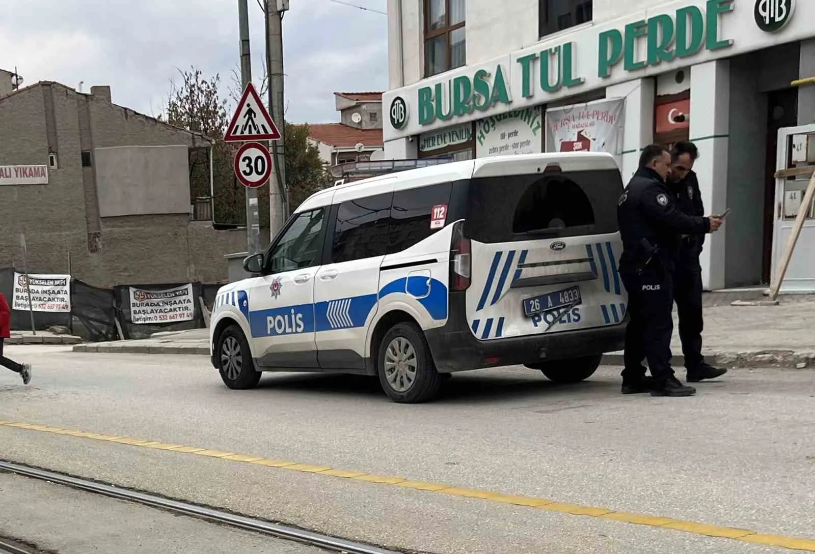 Eskişehir’de polis aracına arkadan çarpan plakasız motosiklet olay yerinden kaçtı.