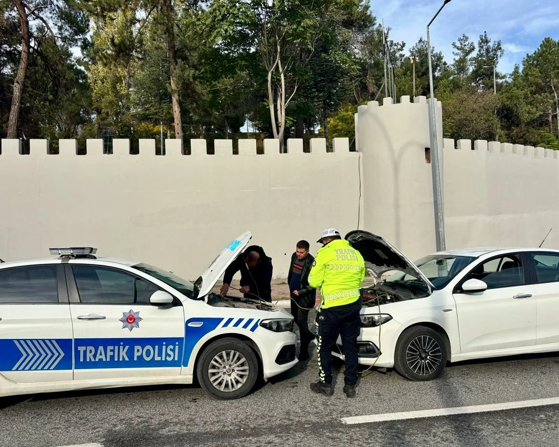 Bilecik’te polis ekipleri, yolda arızalanan otomobile akü takviyesi yaptı. Bilecik