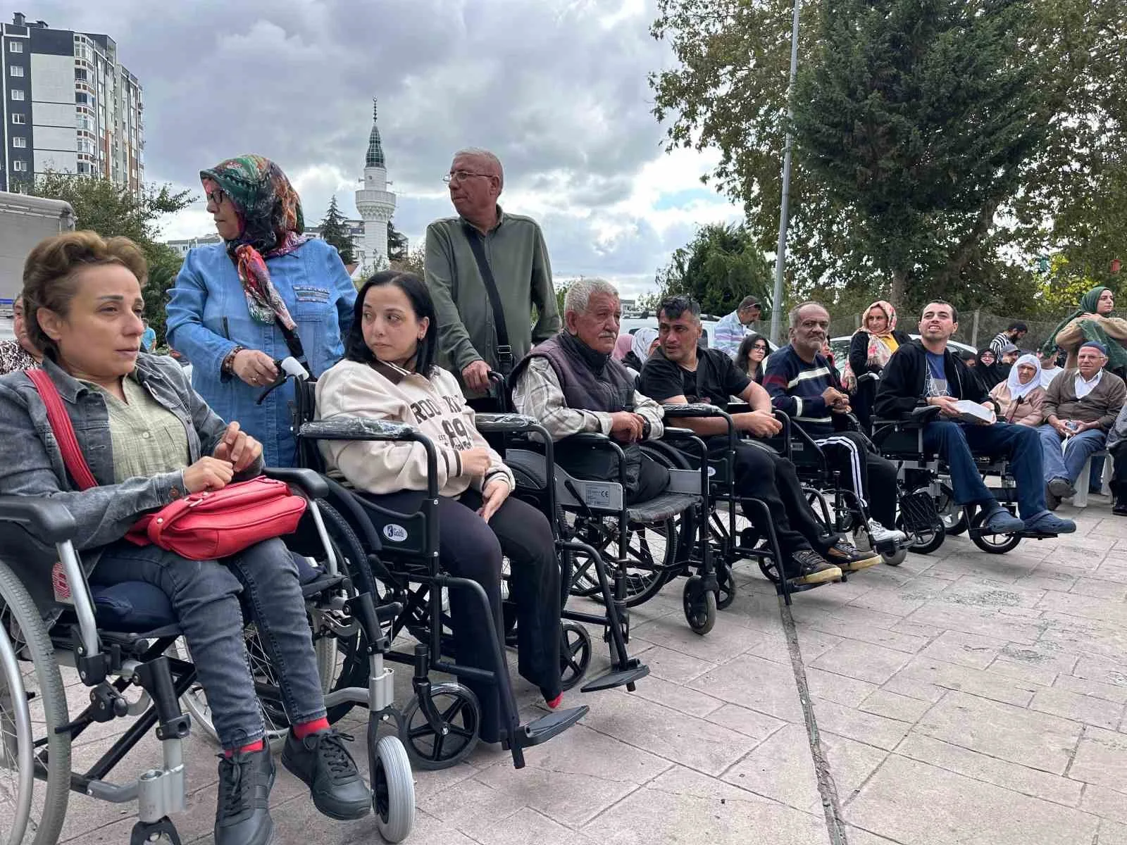 Polis Memuru Mustafa Şahin, İstanbul’da engelli 150 kişiye akülü sandalye