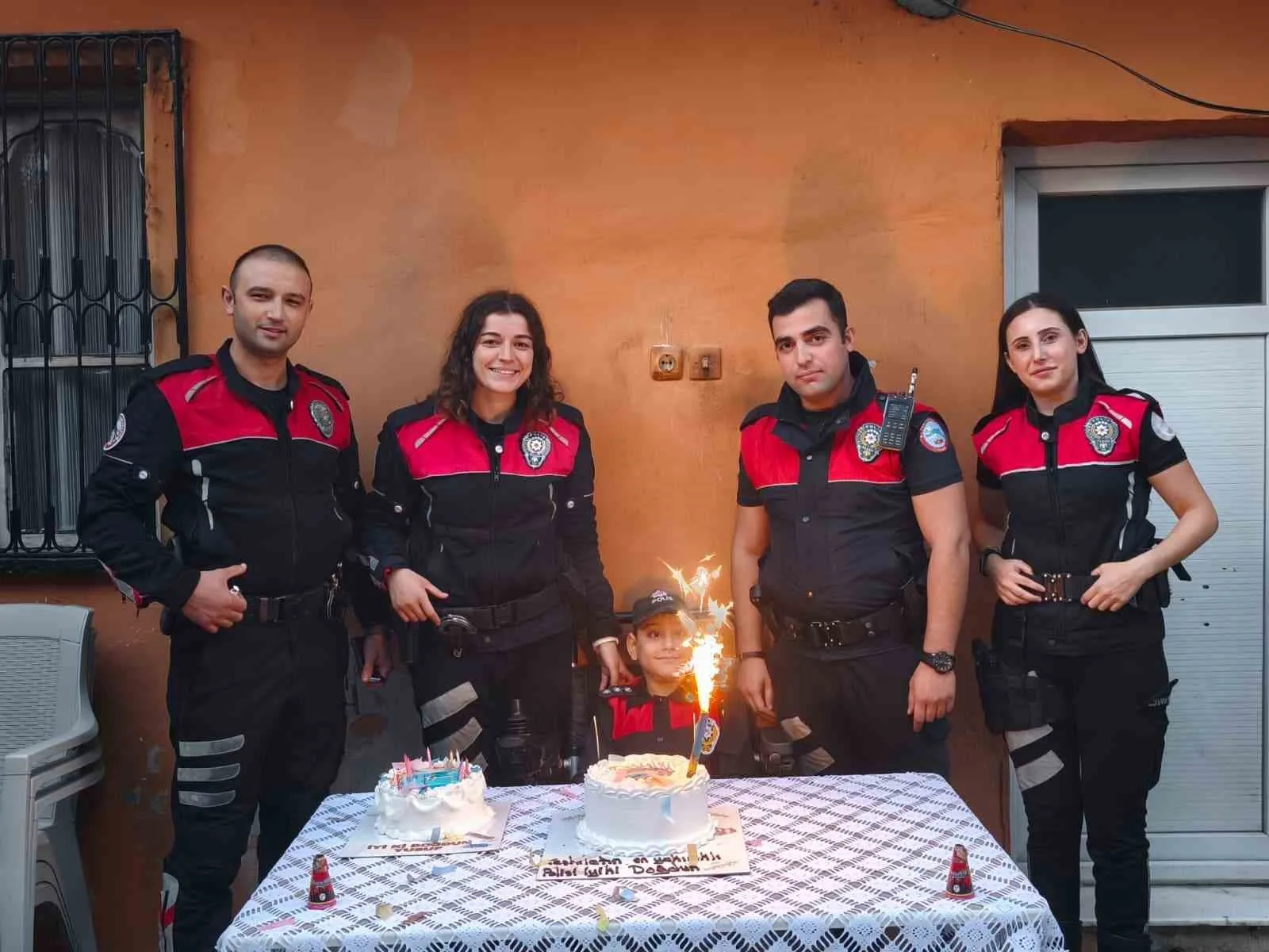 Adana’da Motosikletli Polis Timleri (Yunus) Amirliği ekipleri, özel gereksinimli çocuğa