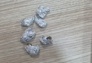 İzmir’in Bayraklı ilçesinde polis ekipleri tarafından yapılan kontrollerde durumlarından şüphelenilerek