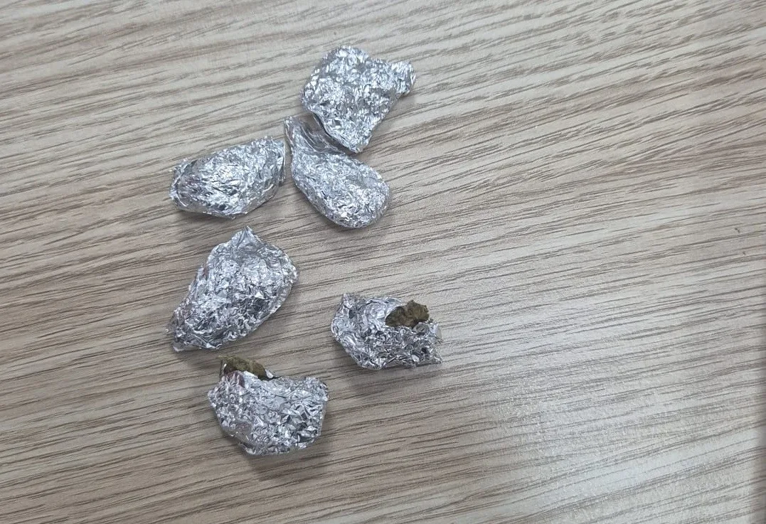 İzmir’in Bayraklı ilçesinde polis ekipleri tarafından yapılan kontrollerde durumlarından şüphelenilerek