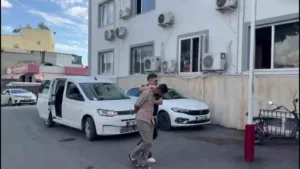 Adana’da çakarlı otomobille dolaşan ve kendisine polis süsü veren bir