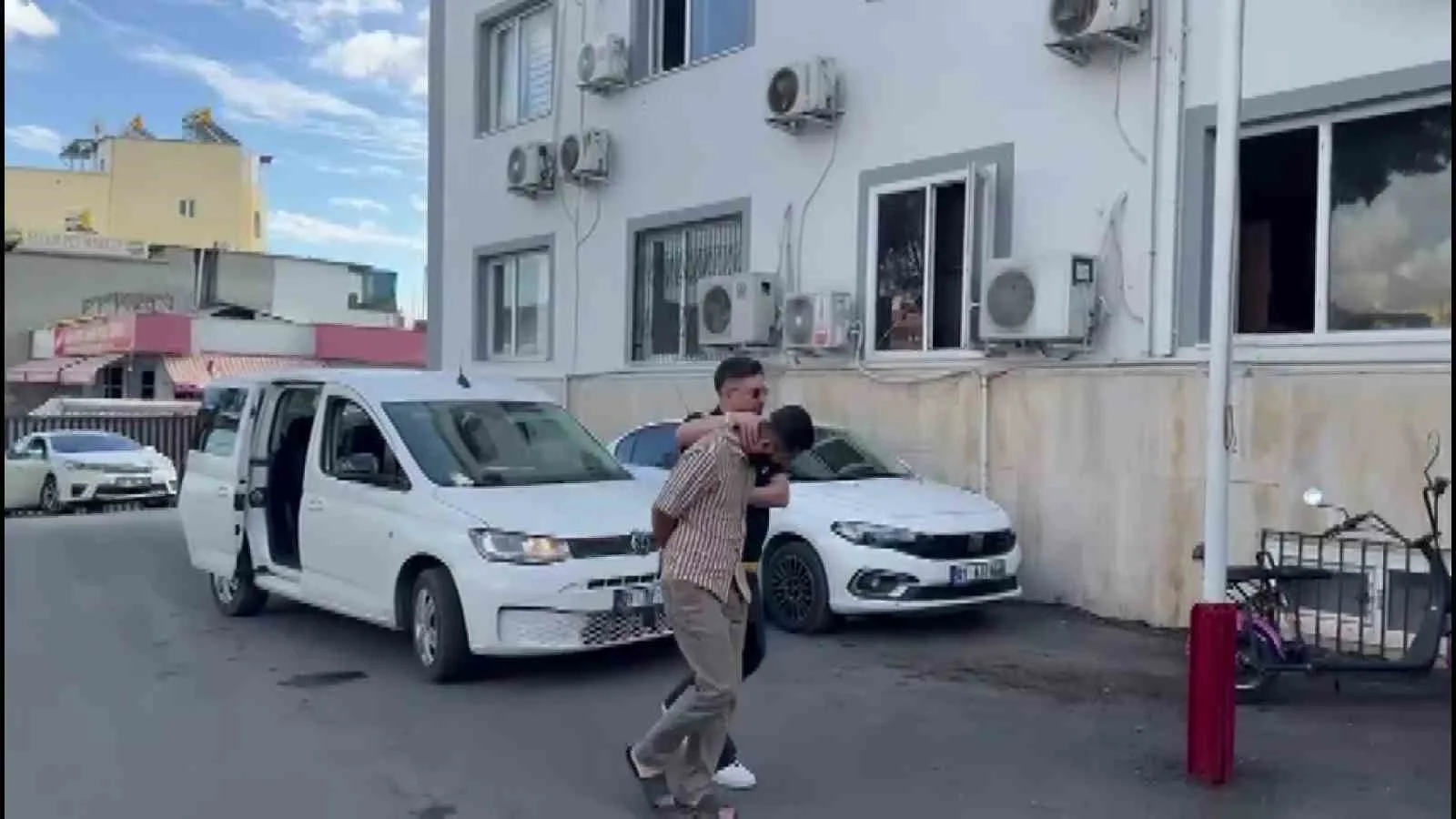 Adana’da çakarlı otomobille dolaşan ve kendisine polis süsü veren bir