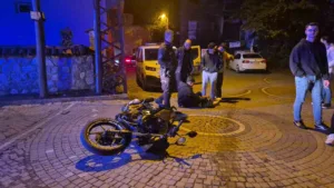 Bartın’da polisi görünce kaçmaya başlayan motosiklet sürücüsü kaza yaptı. Yaralanan