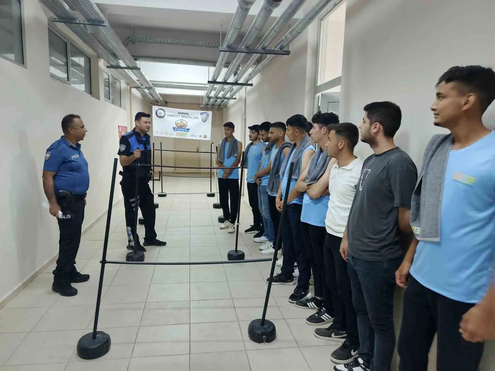 Adana’da polis tarafından başlatılan fitness kursuna katılan gençlerden bazıları astsubaylığı