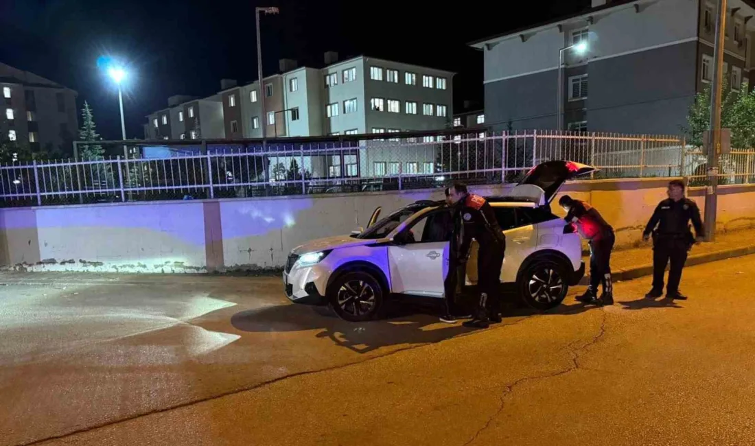 Erzincan’da kız yurtları önünde polis ekiplerince sıkı denetimler gerçekleştiriliyor. İl