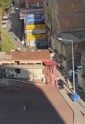 Adana’da bir şahıs, havaya pompalı tüfekle ateş açarak kaçtı. Saldırganın