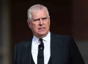 İngiltere Kraliyet ailesinden Prens Andrew, York Dükü unvanından feragat ettiğini