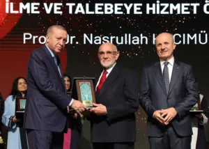 Prof. Dr. Nasrullah Hacımüftüoğlu’na “İlme ve talebeye hizmet” ödülü verildi.
