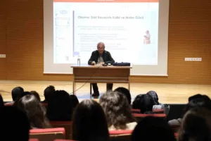 24 olmasını gerektiğini ve haftalık olarak 150-200 kelimelik okuma ve