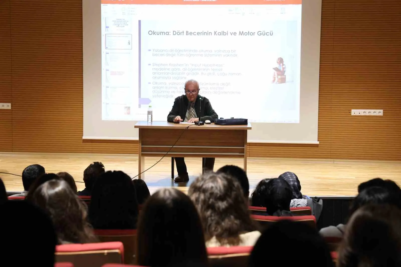 24 olmasını gerektiğini ve haftalık olarak 150-200 kelimelik okuma ve