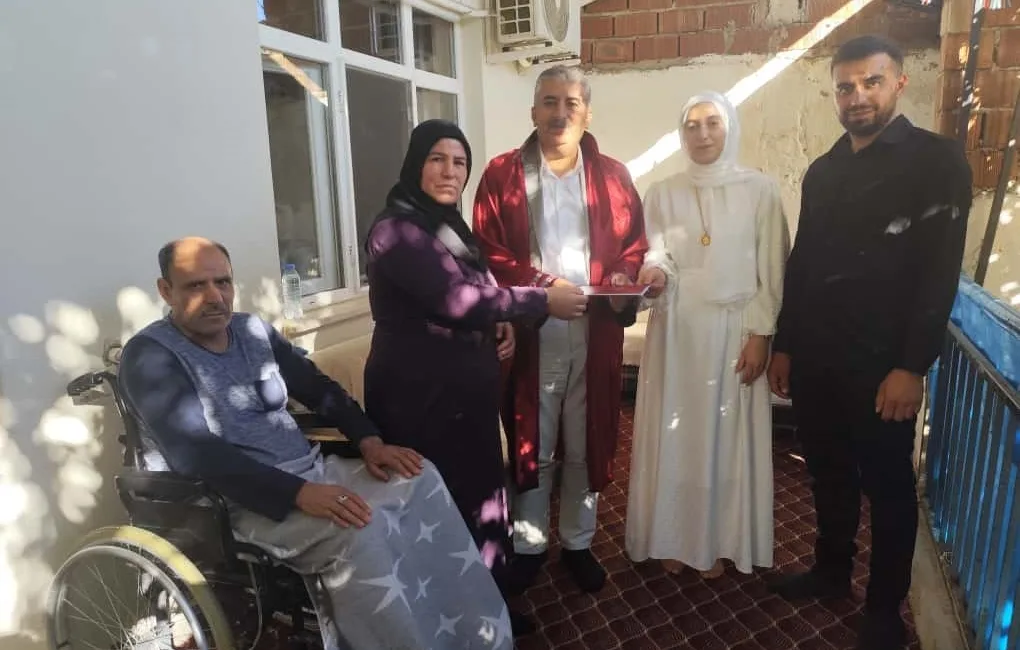Elazığ’da rahatsızlığında dolayı kızının nikahına katılamayan babaya sürpriz yapılarak çiftin
