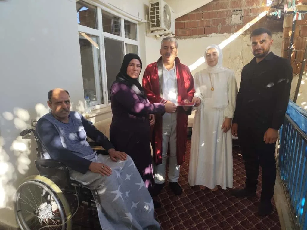 Elazığ’da rahatsızlığında dolayı kızının nikahına katılamayan babaya sürpriz yapılarak çiftin