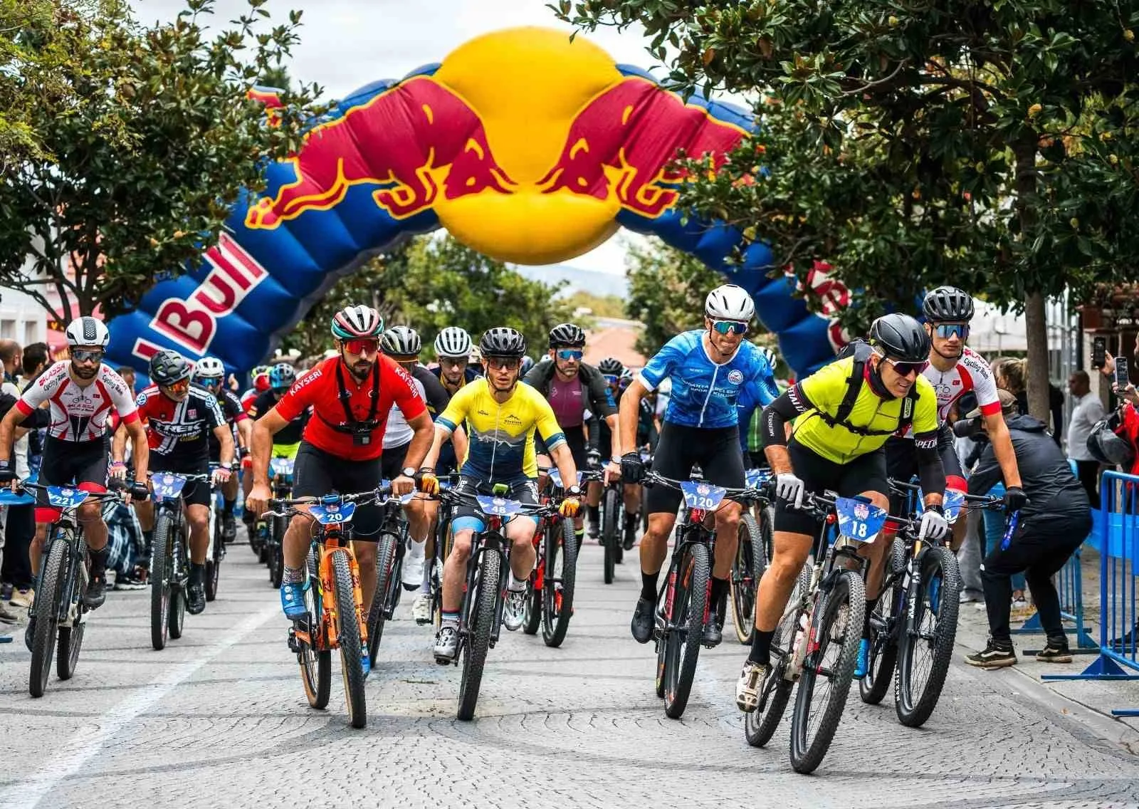 Red Bull Geç Kalma, bisiklet tutkunlarını Adalar’da bir araya getirdi.