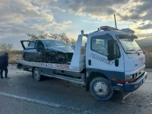 Afyonkarahisar’da kontrolden çıkarak tol kenarındaki refüje giren otomobilde 2 kişi