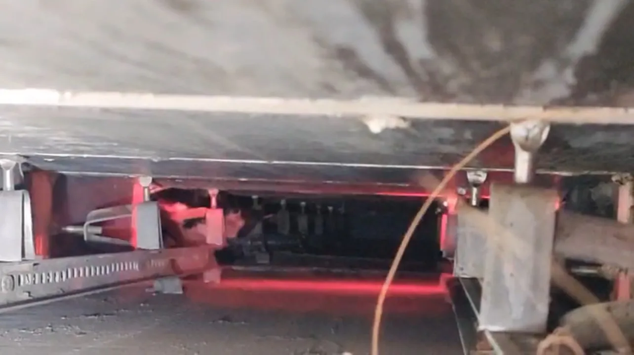 Hatay’da bir iş yerinin reklam panosuna sıkışan kedi, itfaiye ekiplerinin