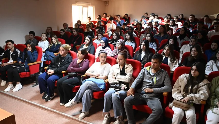 Uşak Üniversitesi Rektörü Prof. Dr. Ekrem Savaş, Eşme MYO’u ziyaret