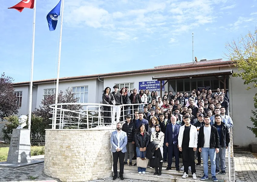 Uşak Üniversitesi Rektör Prof. Dr. Ekrem Savaş, meslek yüksekokulundaki akademisyenler