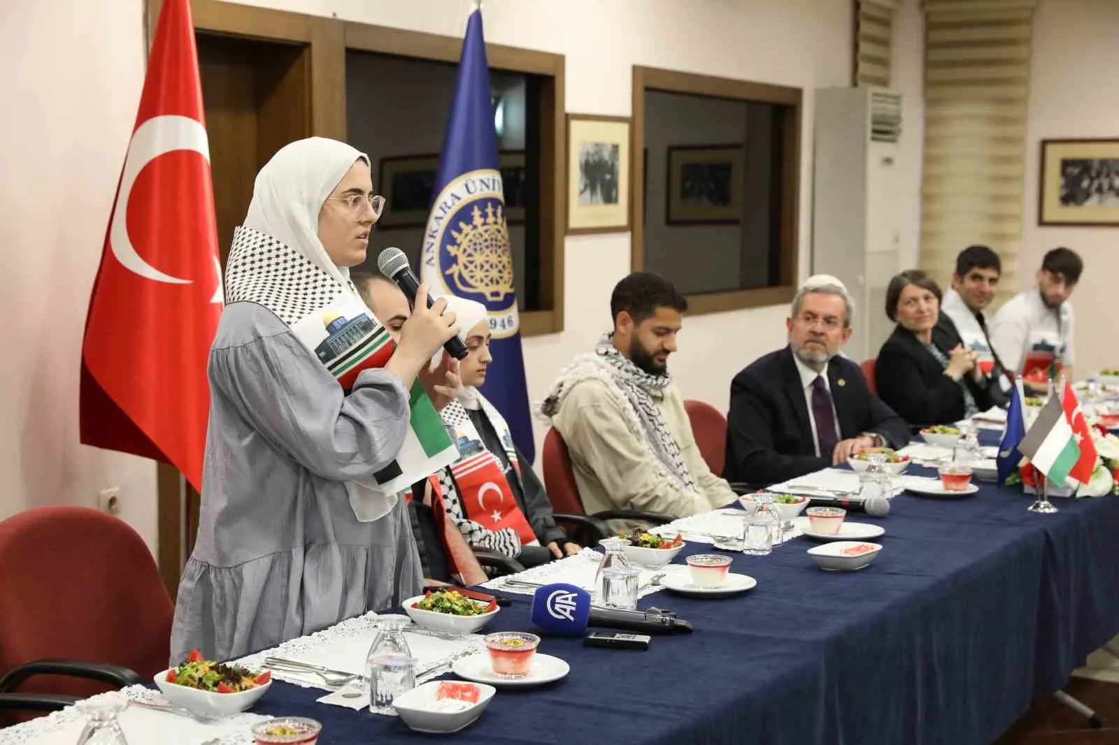 Ankara Üniversitesi Rektörü Necdet Ünüvar, Ankara Üniversitesi’nde öğrenim gören Filistinli