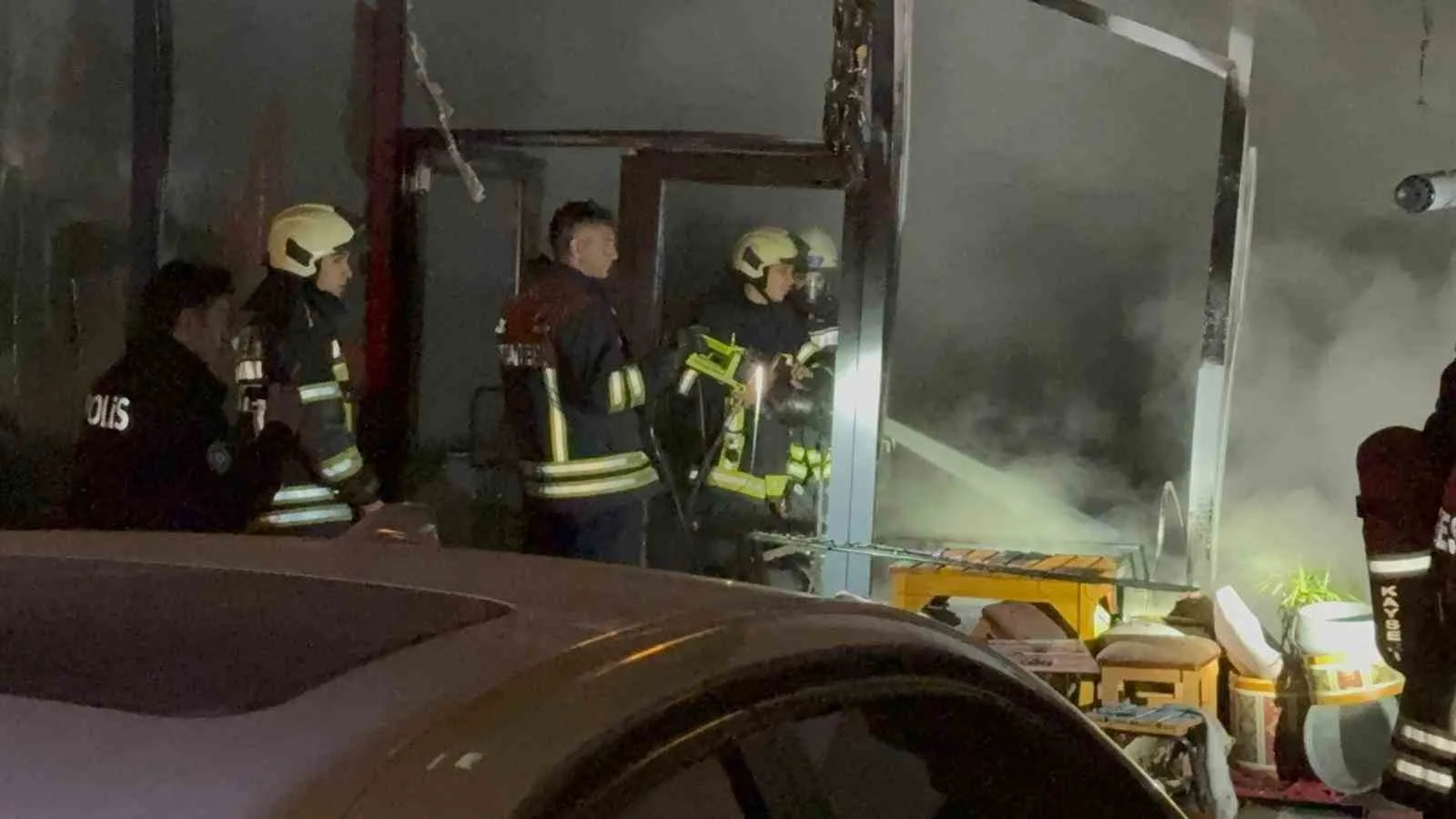 Kayseri’nin Talas ilçesinde bir binanın altında bulunan restoranda çıkan yangında,