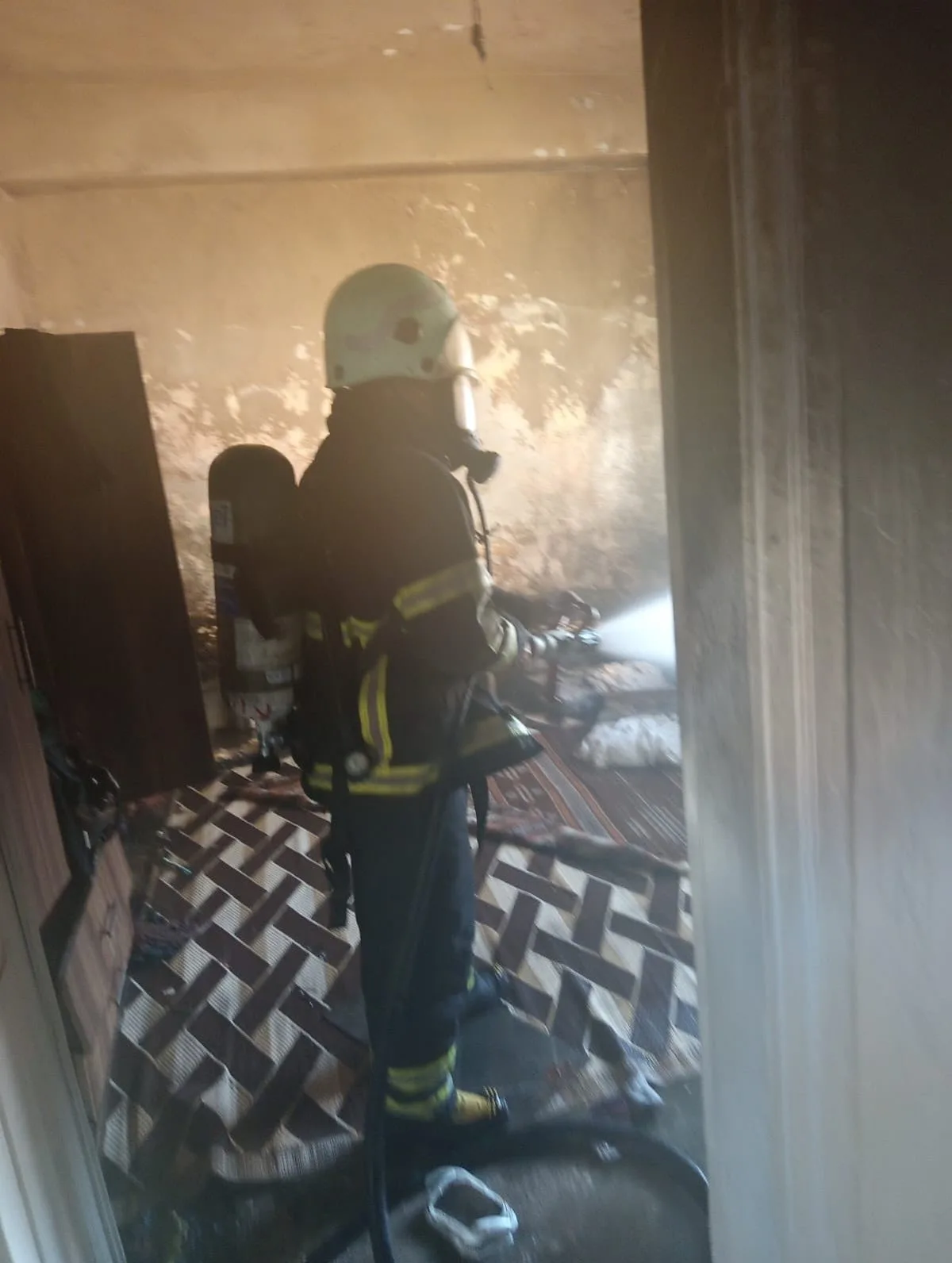 Hatay’da alevlere teslim olan ev kullanılmaz hale geldi. Yangın, Reyhanlı