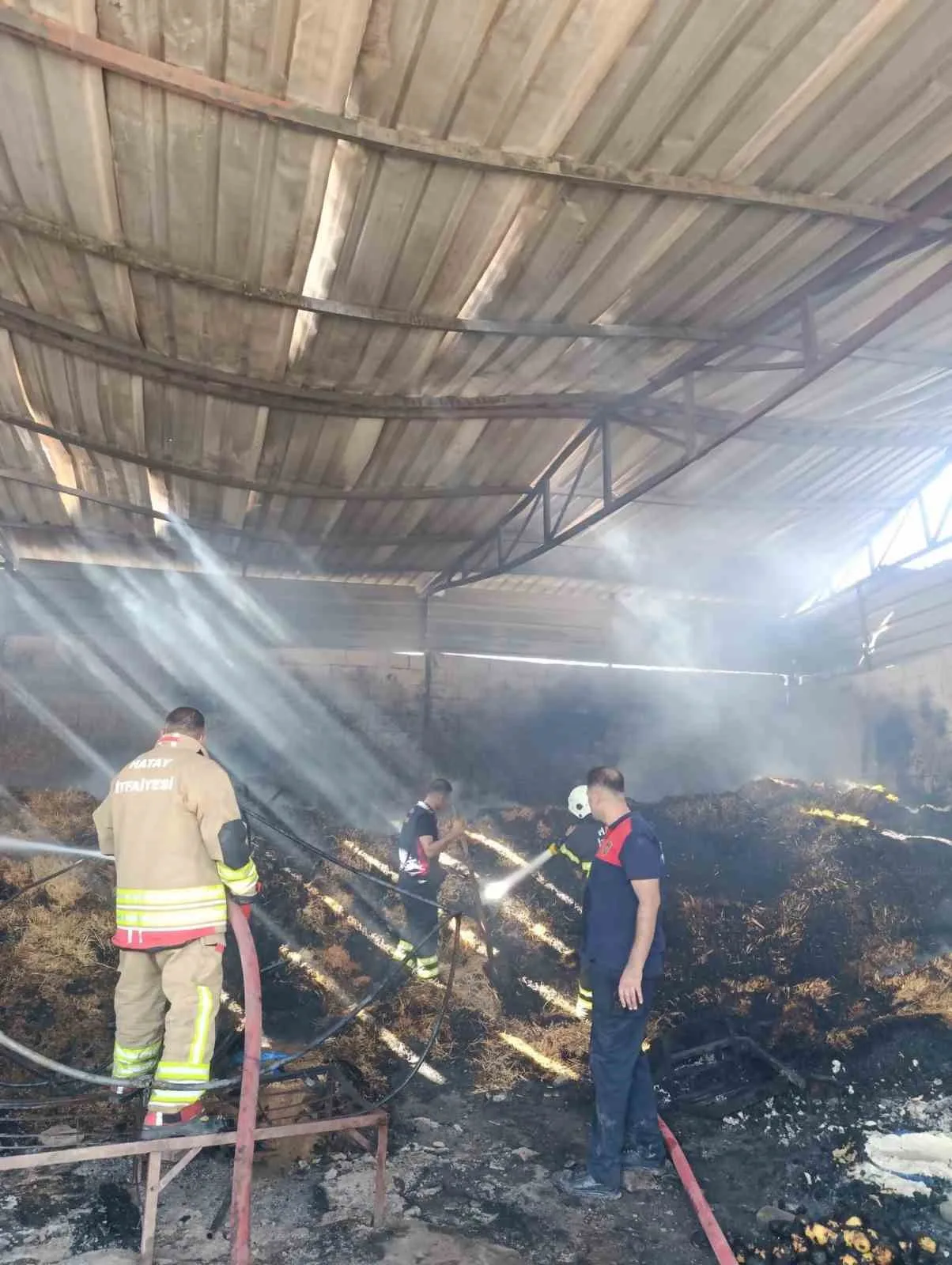Hatay’da samanlıkta çıkan yangın ahıra sıçramadan itfaiye tarafından söndürüldü. Yangın,