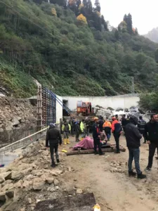 Rize’nin Çamlıhemşin ilçesinde dere ıslahı çalışmalarında kalıbın aniden çökmesi sonucu