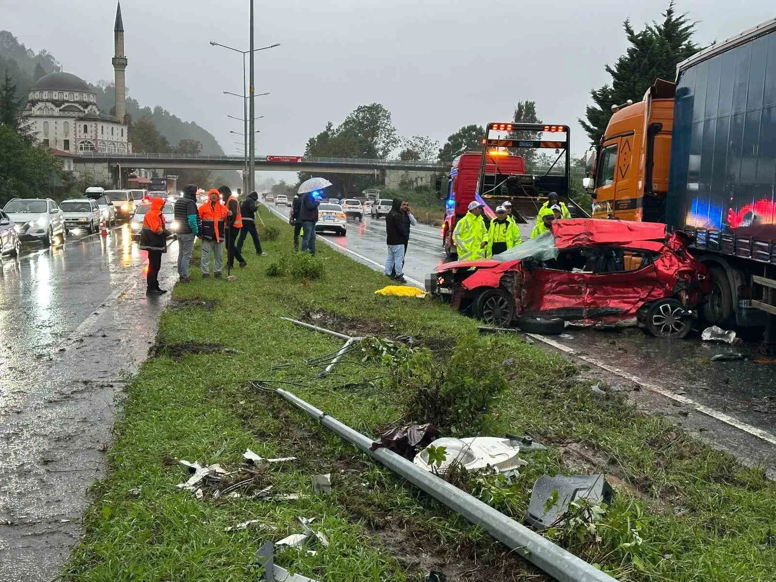 Rize’de otomobilin tırın dorsesine çarptığı kazada 3 kişi hayatını kaybetti.