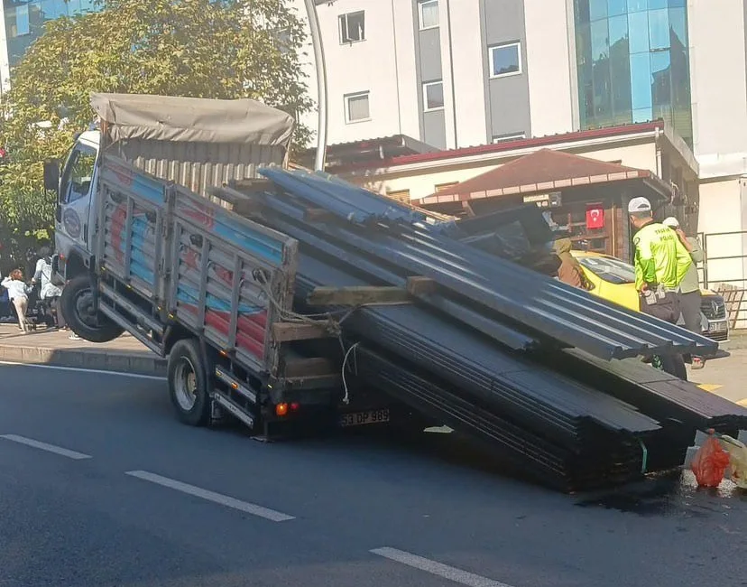 Rize’de seyir halindeki kamyonun kasasındaki yükler geriye doğru kayınca kamyonun