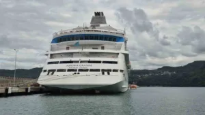 Rusya’dan yolcu taşıyan dev Astoria Grande gemisi, geldiği Amasra Limanı’nda