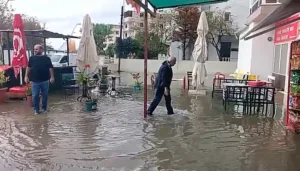 İzmir’de bugün etkili olan sağanak yağış, Foça ilçesinin yanı sıra