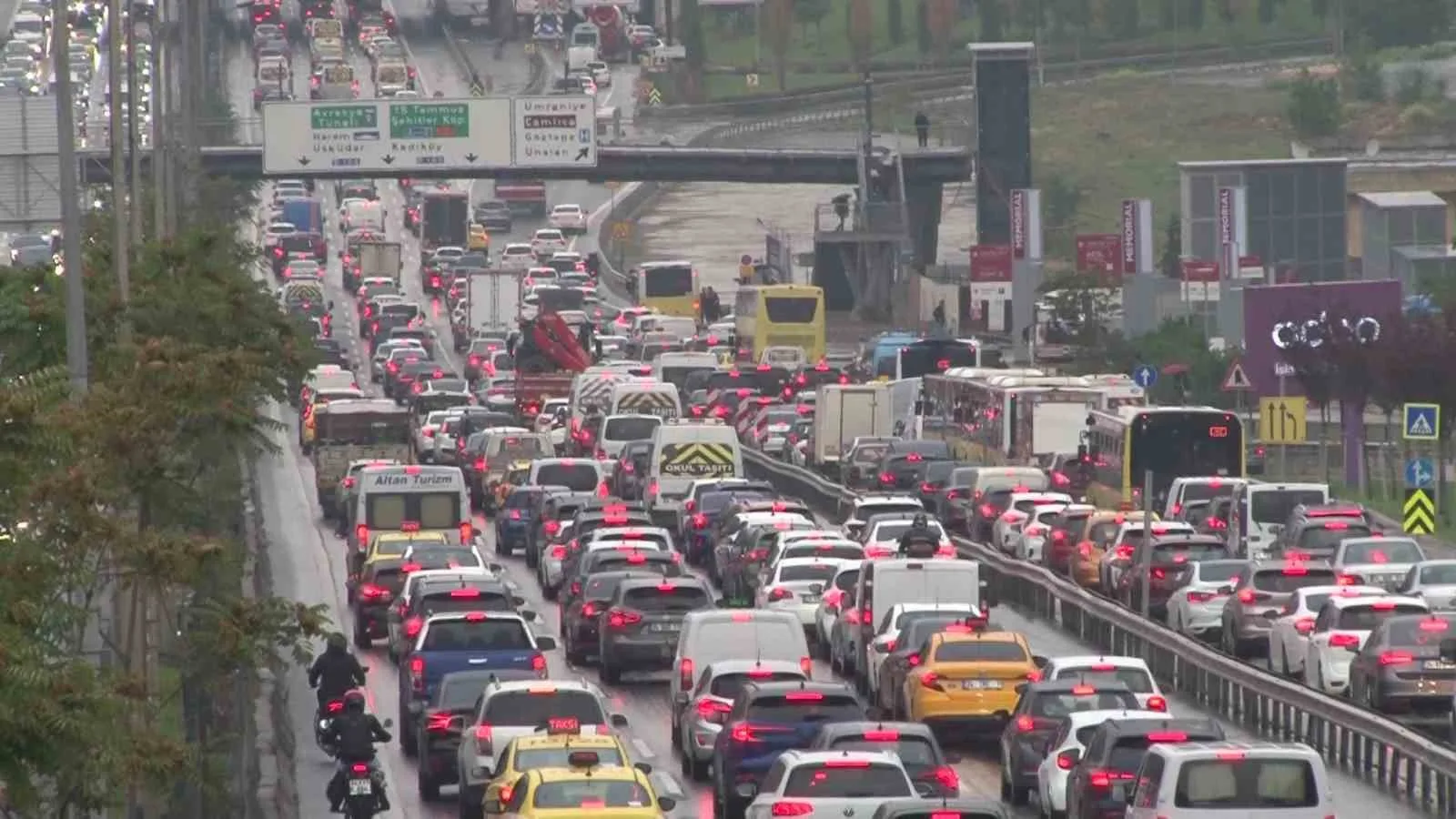 İstanbul’da sabah saatlerinde etkili olan sağanak yağış, kent genelinde trafiği