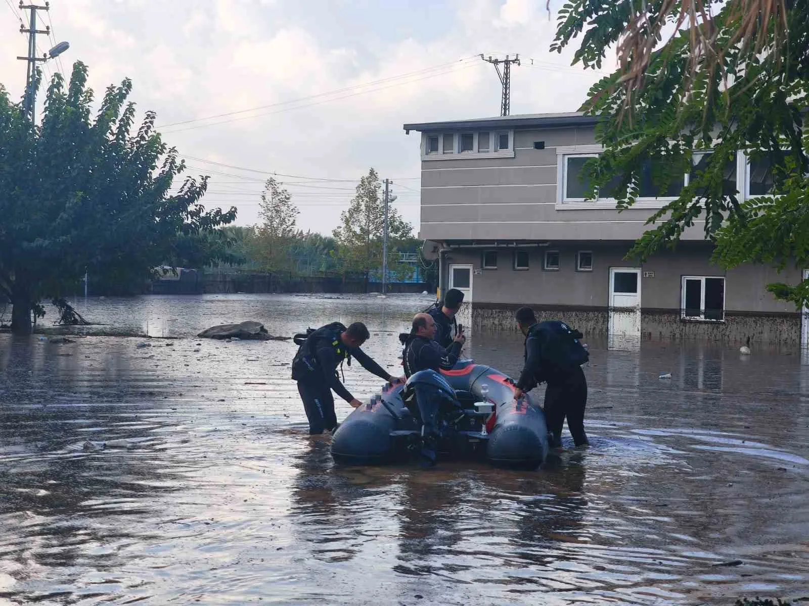 Hatay’da yağışın etkisiyle evlerinde mahsur kalan vatandaşlar, itfaiye ekipleri tarafından