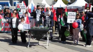 Erzurum’da hekimler ve sağlık çalışanları, İsrail’in Gazze’ye saldırılarını protesto için