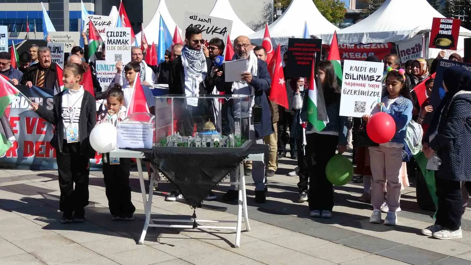 Erzurum’da hekimler ve sağlık çalışanları, İsrail’in Gazze’ye saldırılarını protesto için