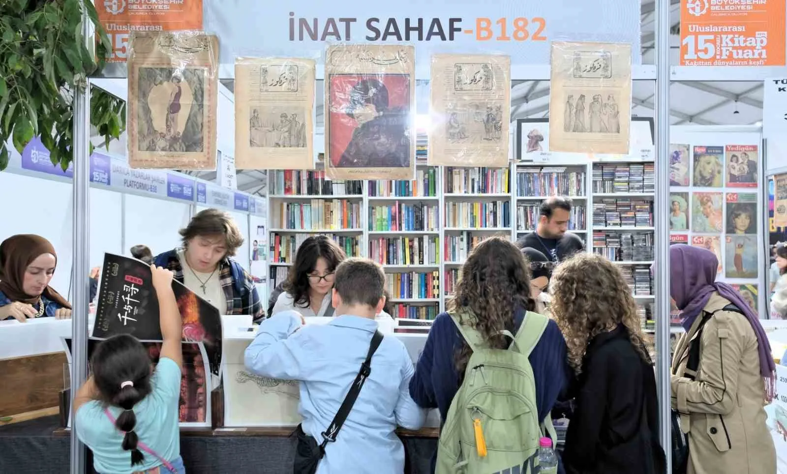Uluslararası Kocaeli Kitap Fuarı’nın sahaf stantları, ziyaretçilerden ilgi görüyor. Eski