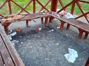 Tekirdağ’ın Süleymanpaşa ilçesindeki sahil dolgu alanında çekirdek kabukları, naylon poşetler