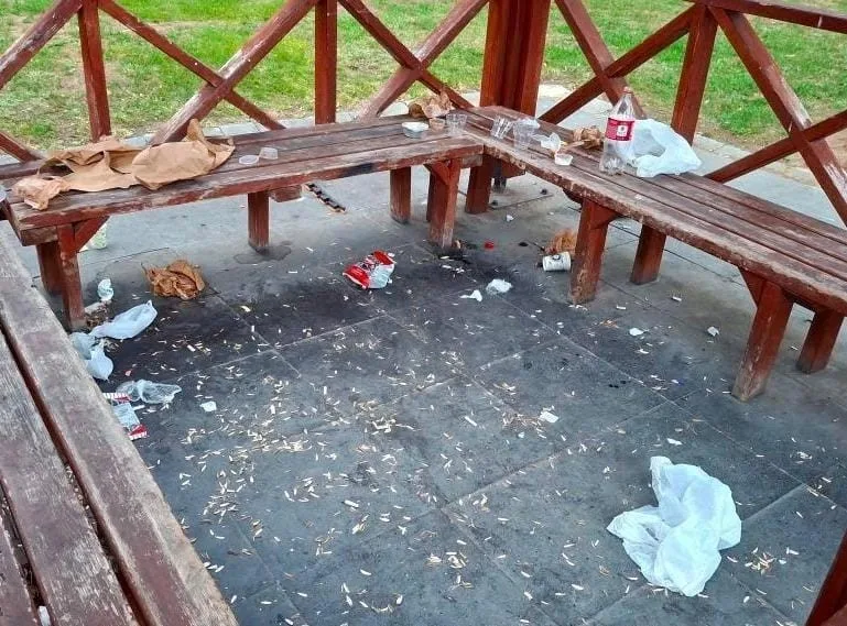 Tekirdağ’ın Süleymanpaşa ilçesindeki sahil dolgu alanında çekirdek kabukları, naylon poşetler