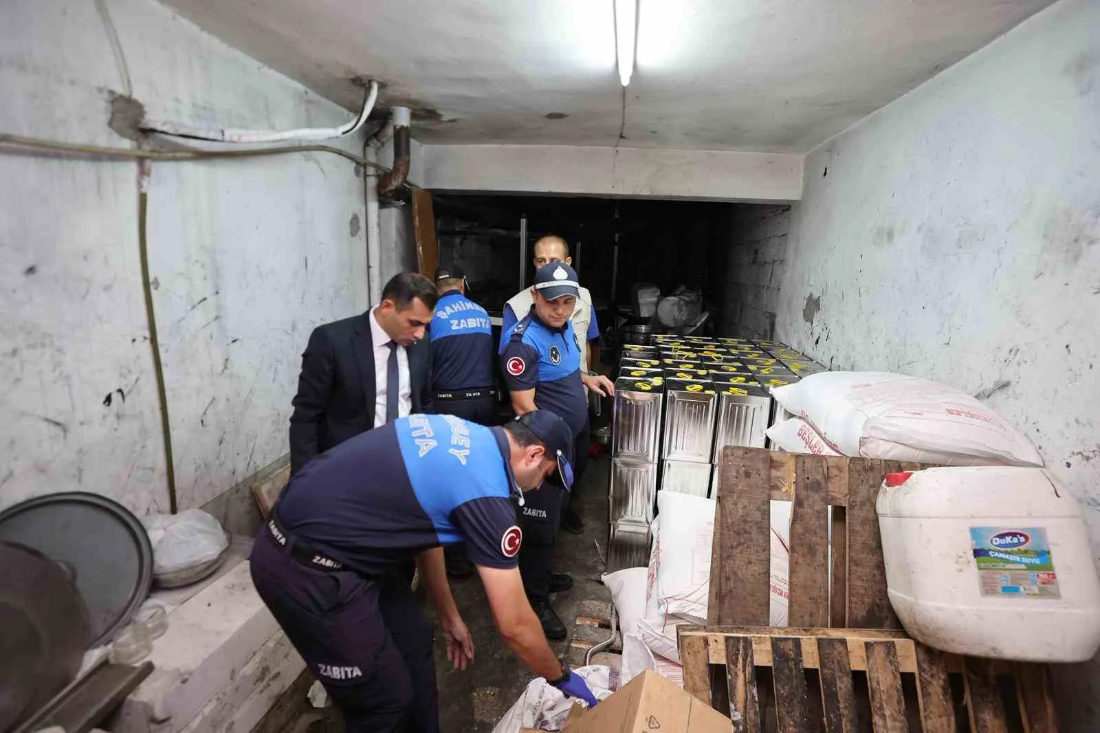 Şahinbey Belediyesi zabıta ekipleri vatandaşların sağlıklı ve güvenli ortamlarda hizmet