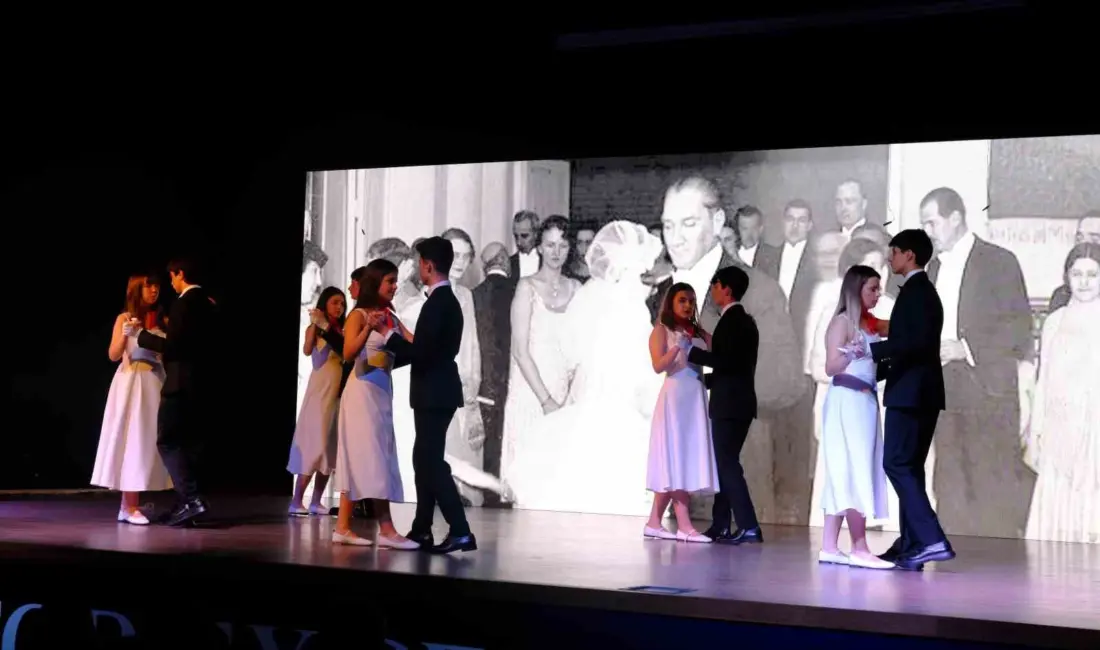 Öğrencilerin ’Cumhuriyetin Işığı’ temasıyla gerçekleştirdiği kutlamalar, büyük beğeni topladı. Cumhuriyet