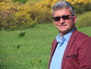Bursa’nın Gemlik ilçesinde sahnede şarkı söylediği sırada kalp krizi geçirmesi