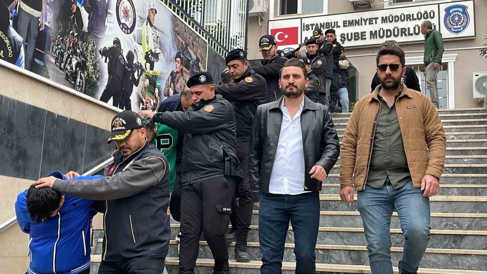 İstanbul merkezli 6 ilde düzenlenen operasyonda, kredi çekemeyen kişilere ürün