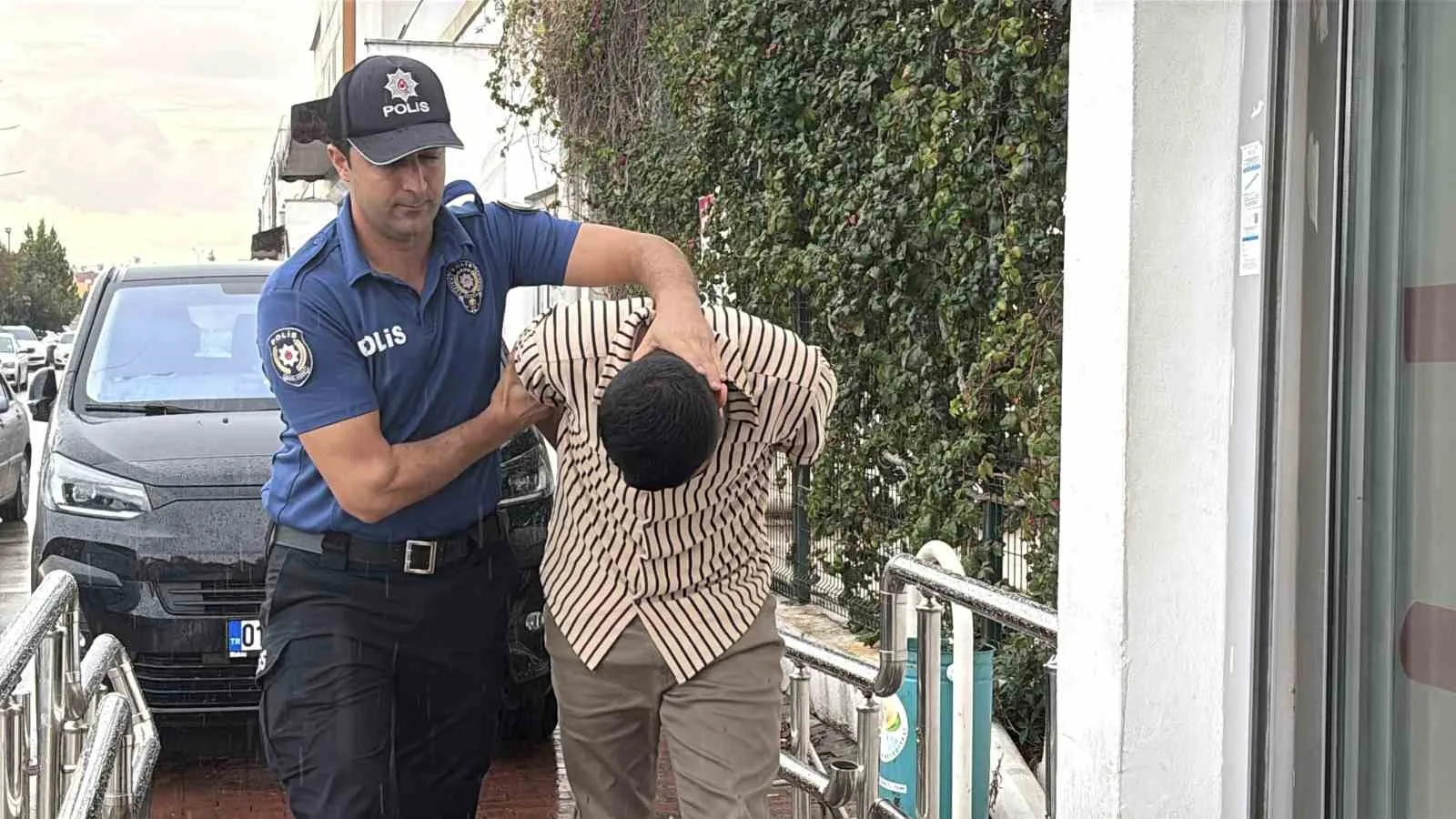 Adana’da çakarlı otomobille gezen, tabancayla ateş açıp sokaktaki çocukların üzerini