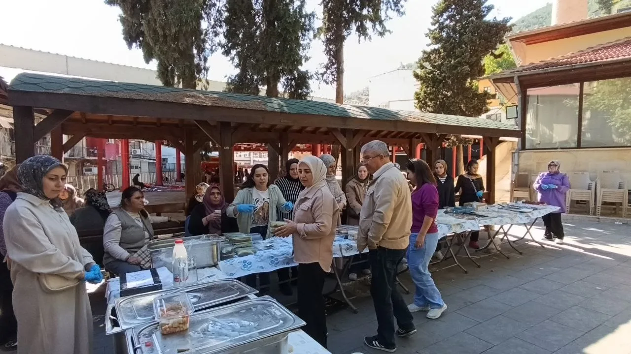 Adana’nın Saimbeyli ilçesinde kadınlar Gazze’ye destek olmak için evlerinde hazırladıkları