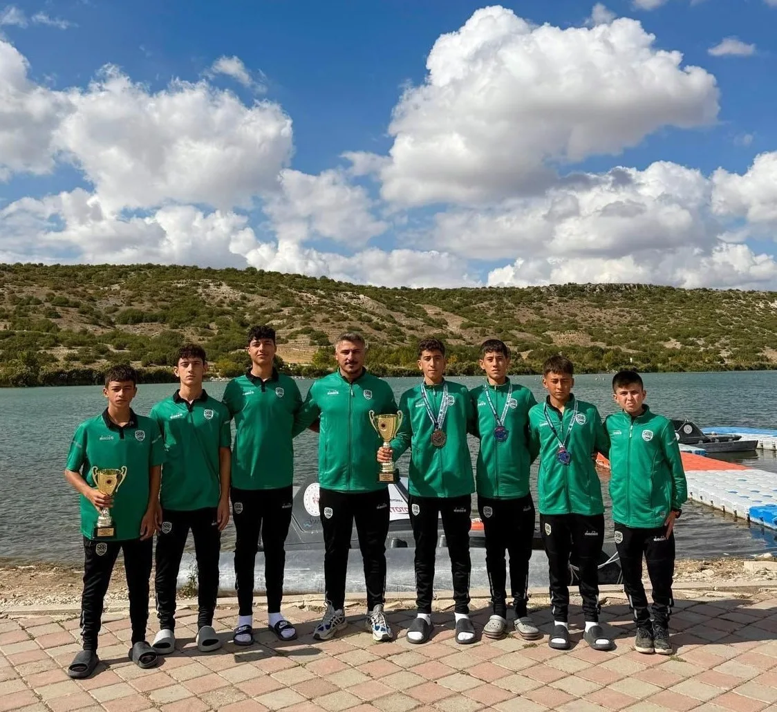 Sakarya Büyükşehir Belediyesi Kano sporcuları, Eskişehir’de düzenlenen Durgunsu Kano Olimpik