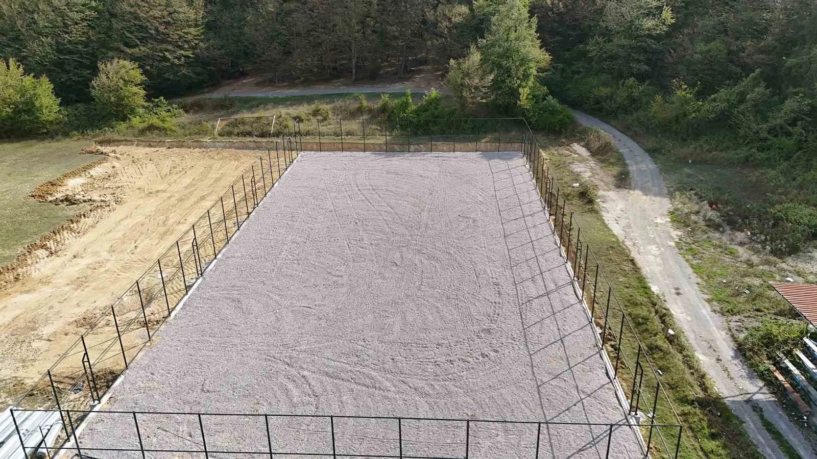 Sakarya Büyükşehir Belediyesi’nin Ferizli Sinanoğlu Mahallesi’nde inşa ettiği futbol, basketbol