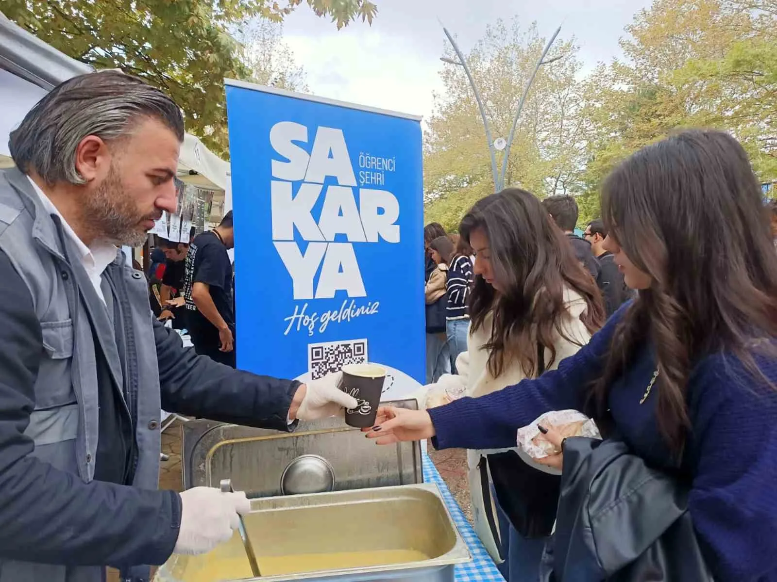 Sakarya Büyükşehir Belediyesi, stant kurduğu Üniversiteler Kampüsü’nde sabahın erken saatlerinde