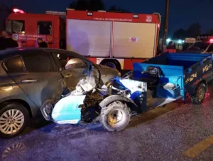 Sakarya’nın Akyazı ilçesinde tarım aracı ile otomobilin çarpıştığı kazada 6